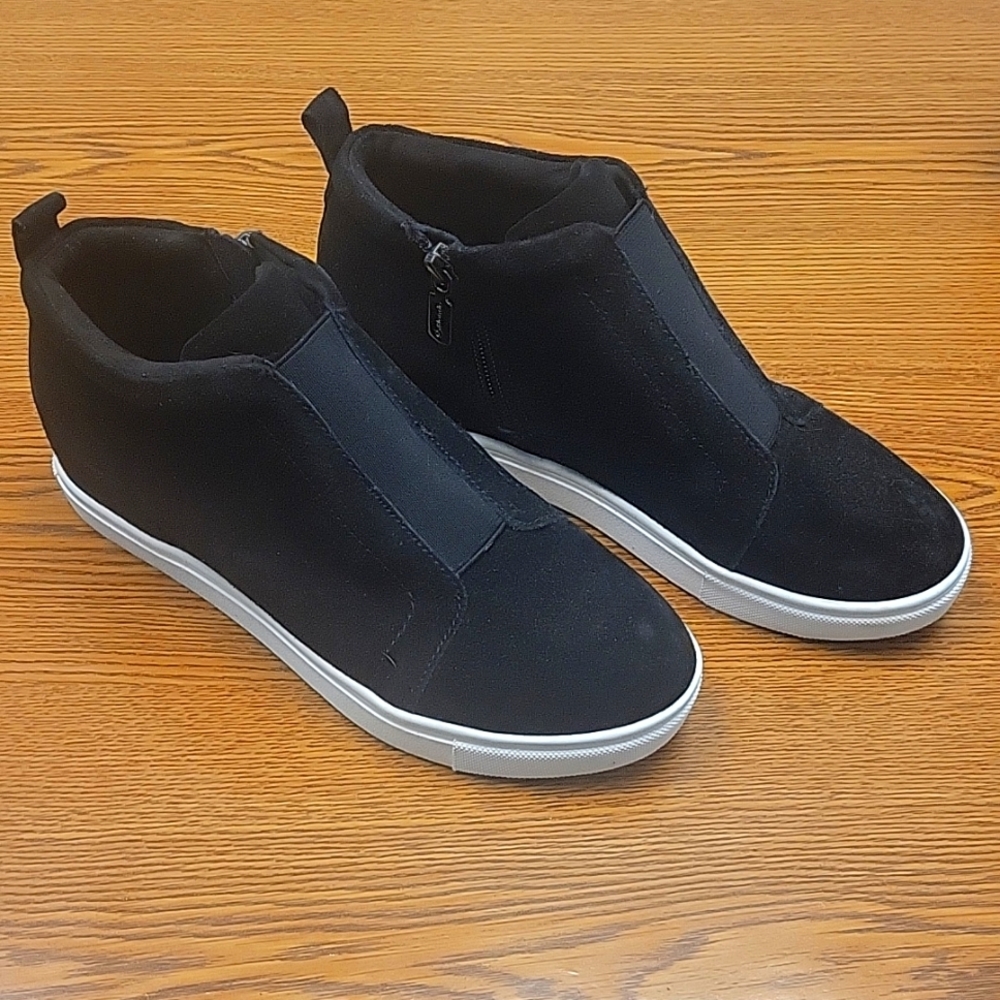 BRAND NEW Blondo Glenda Waterproof Sneakers
